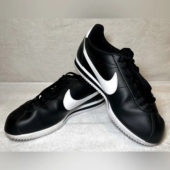 Nike Cortez mens black and white classic style tennis shoes sneakers 8.5-9