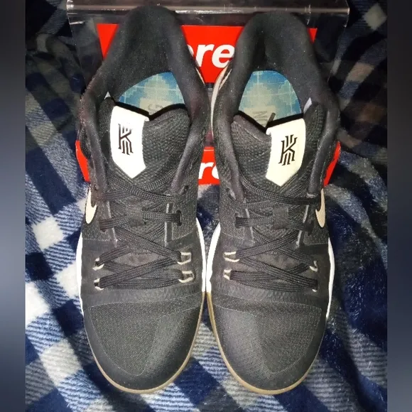 Nike Kyrie 3 &quot;Badge of Honor&quot;