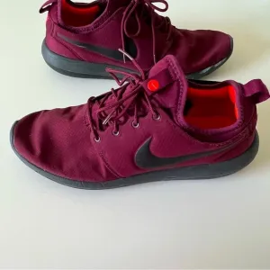 Nike Roshe Burgundy with Neon‎ Lining Shoes