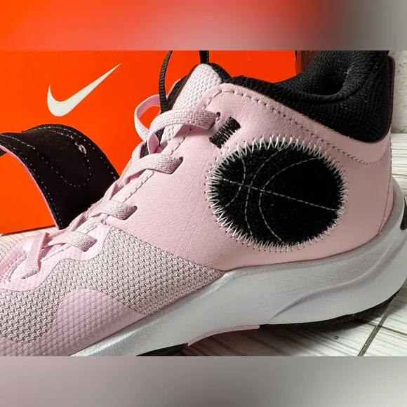 Nike team hustle d 11 big kids basketball shoes sneakers pink 5.5Y DV8996‎ 600
