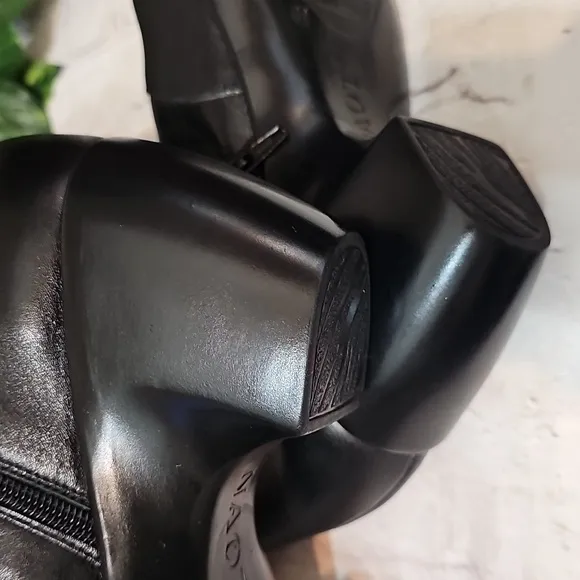 Noat Elegant Black Leather Women's Boots NWOB 41/10