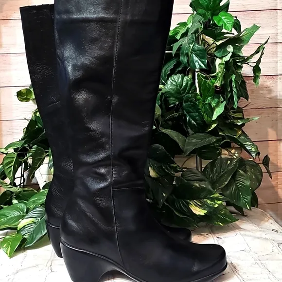 Noat Elegant Black Leather Women's Boots NWOB 41/10
