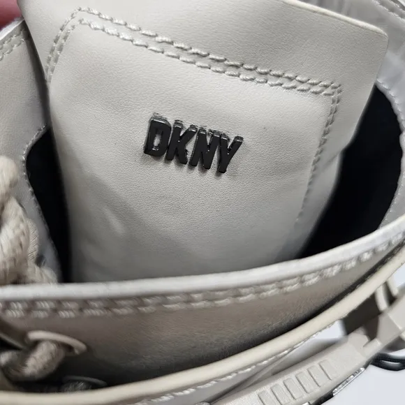 NWOT DKNY Lug Sole Combat Boots Deep Vanilla Size 10M Leather Lace Up Gothcore