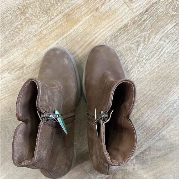 NWOT Paul Green Selma Tan Nubuck Leather Heeled Ankle Boots 9