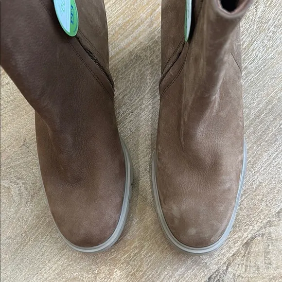 NWOT Paul Green Selma Tan Nubuck Leather Heeled Ankle Boots 9