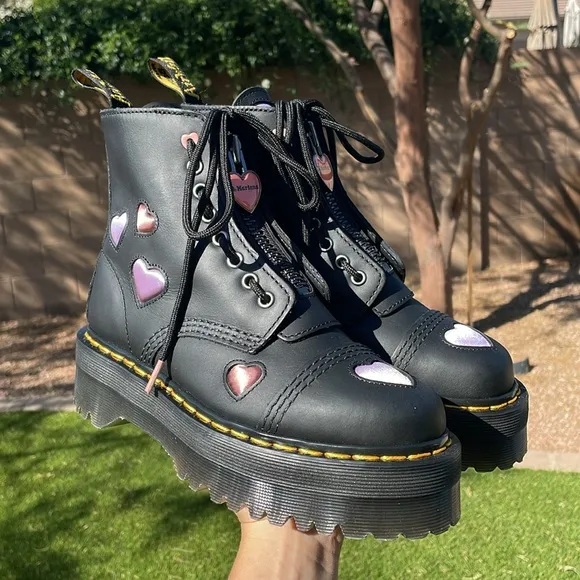 NWT! DR MARTENS Sinclair Leather Heart Platform Boots!