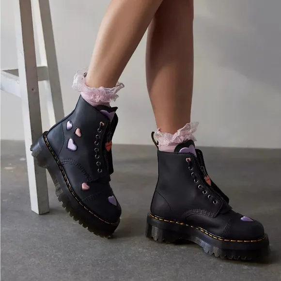 NWT! DR MARTENS Sinclair Leather Heart Platform Boots!