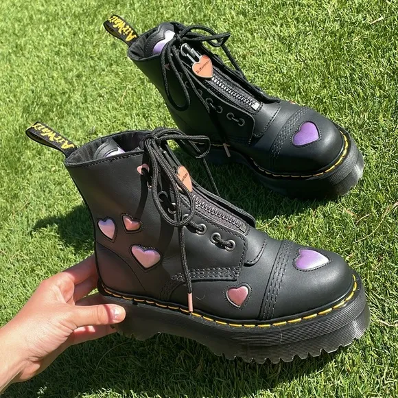 NWT! DR MARTENS Sinclair Leather Heart Platform Boots!