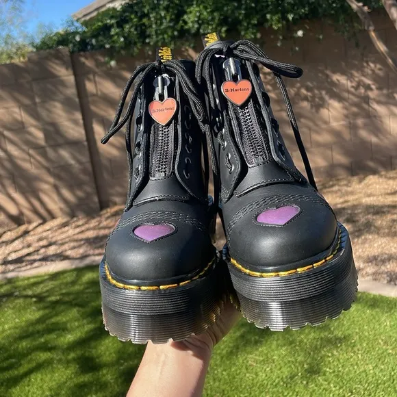 NWT! DR MARTENS Sinclair Leather Heart Platform Boots!