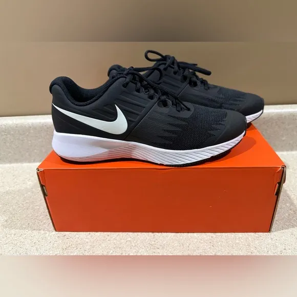 NWT Nike SHOES 4Y Star RUNNER GS Box NIB