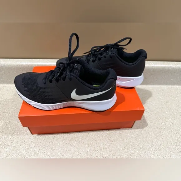 NWT Nike SHOES 4Y Star RUNNER GS Box NIB