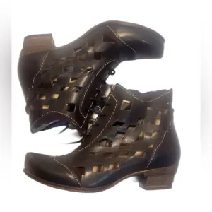 NWT Rovers Black Leather Steampunk Bohemian Trend Coachella Cutout ankle boot 37