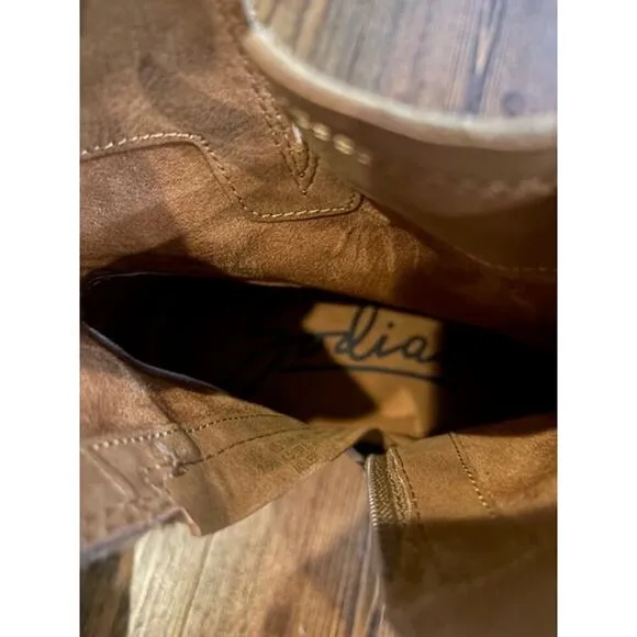 NWT Zodiac Miller Harness Lug Sole Boot Latte Suede Leather Womens Size 7.5
