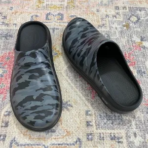 Oofos Mens 9 Womens 11 Black Camo Recovery‎ Slides Shoes Open Back Slip On
