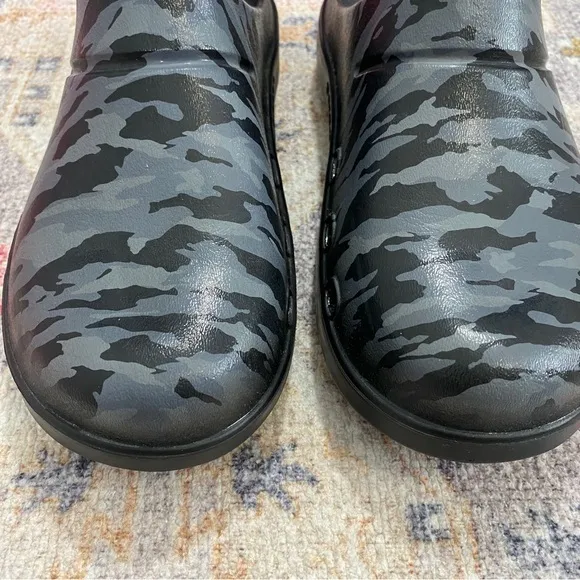 Oofos Mens 9 Womens 11 Black Camo Recovery‎ Slides Shoes Open Back Slip On