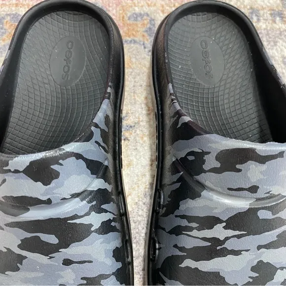 Oofos Mens 9 Womens 11 Black Camo Recovery‎ Slides Shoes Open Back Slip On