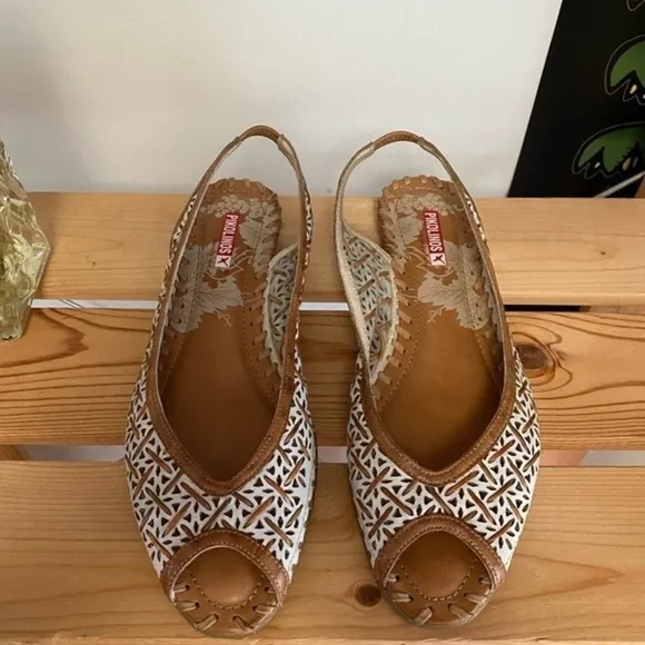 Pikolinos White and Brown Punched Leather Open Toe Slingback Shoes Sandals