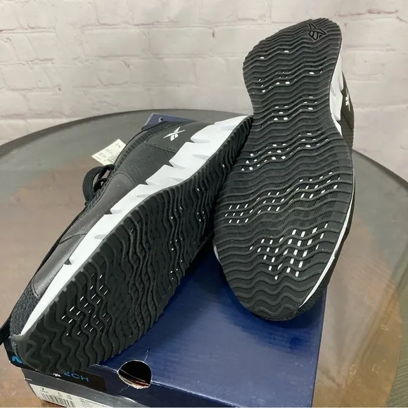REEBOK ZIG DYNAMICA MENS RUNNING SHOES size 7 black top white sole nib