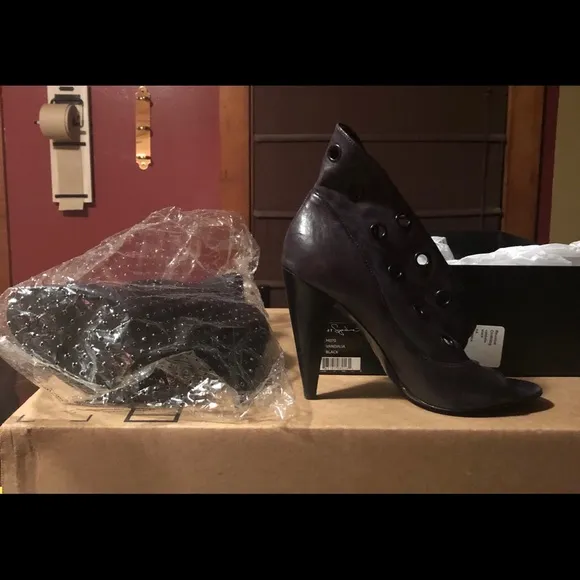 Report Signature Vandalia open toe bootie