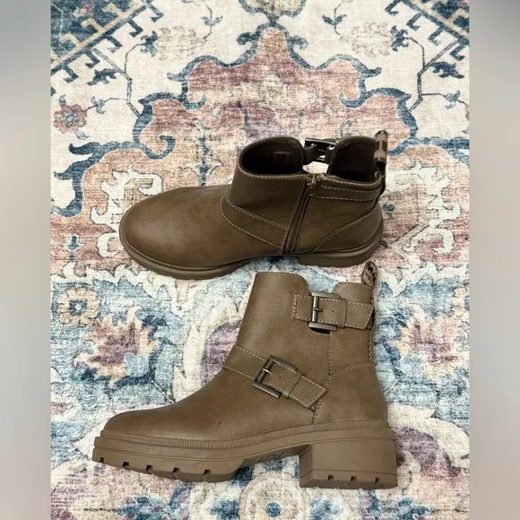 Rocket Dog Boots Ilo Brown BuckleAnkle Booties Woman’s Size 7.5‎ with Side Zip