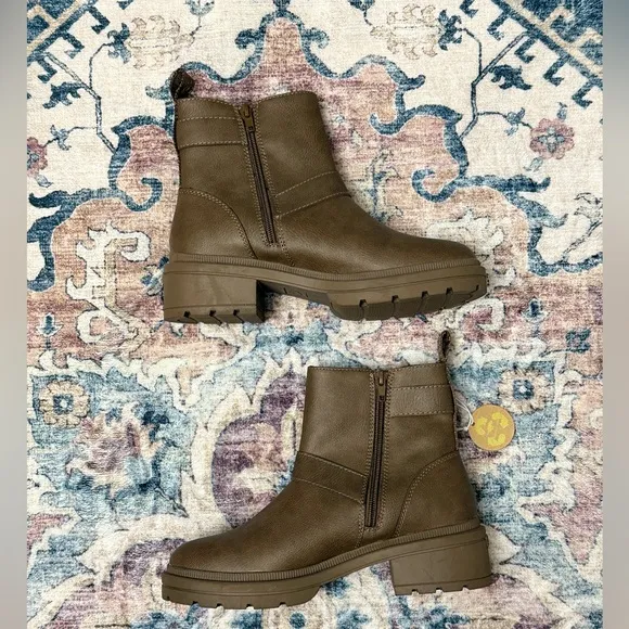 Rocket Dog Boots Ilo Brown BuckleAnkle Booties Woman’s Size 7.5‎ with Side Zip