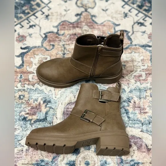 Rocket Dog Boots Ilo Brown BuckleAnkle Booties Woman’s Size 7.5‎ with Side Zip