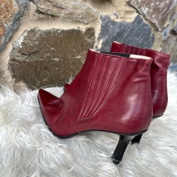 Roger Mohani Red pointed toe heeled ankle boot Size 39 ( US 9)