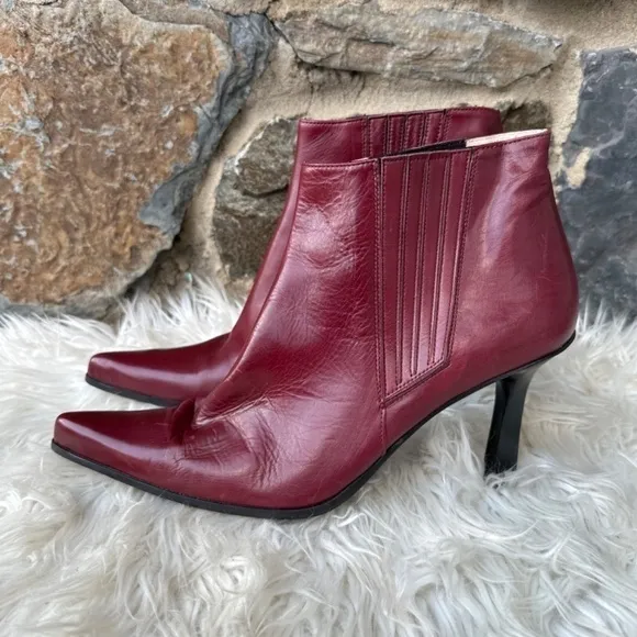 Roger Mohani Red pointed toe heeled ankle boot Size 39 ( US 9)