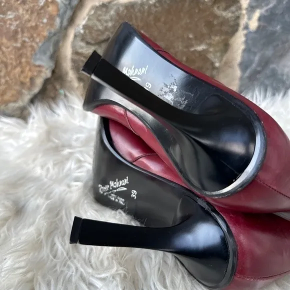 Roger Mohani Red pointed toe heeled ankle boot Size 39 ( US 9)