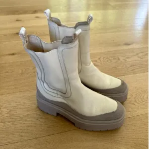 Sam Edelman - Lulia Chelsea Boots in Cream &amp; Gray