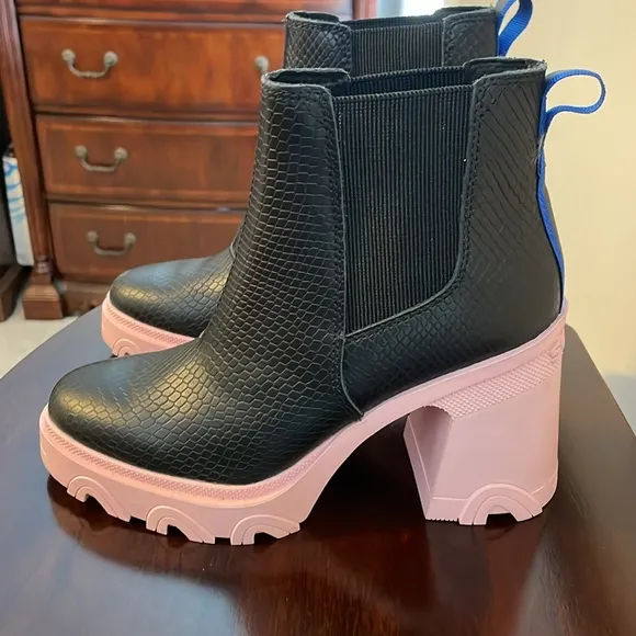 Sorel Brex heeled Chelsea boots