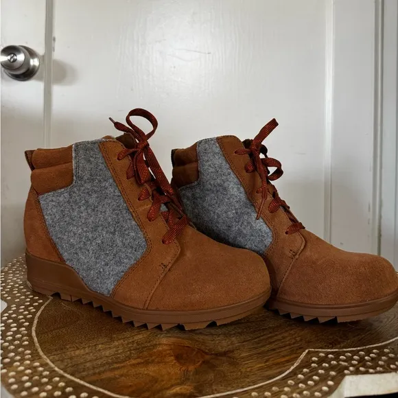 Sorel EVIE Wedge Boots Conceal Platform Lug Sole Snow Outdoors Terrain lace Up