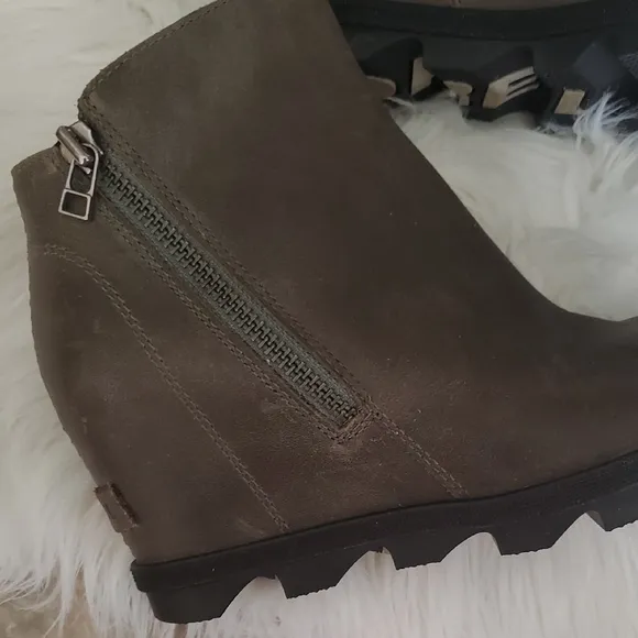 Sorel Green  Ankle Boots With Zippet
