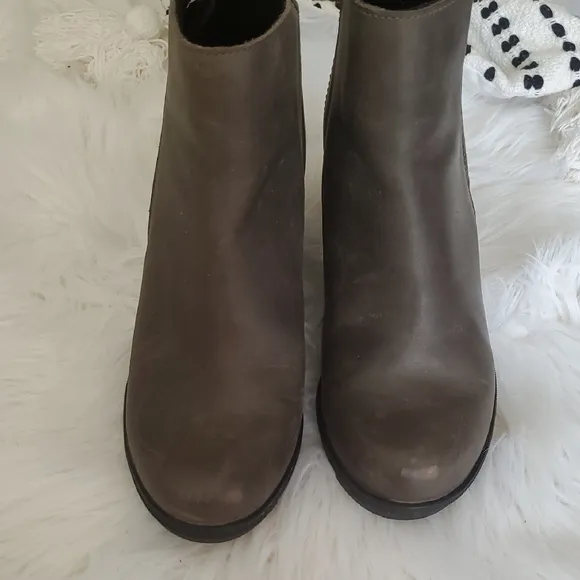 Sorel Green  Ankle Boots With Zippet