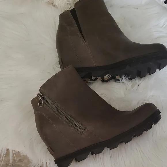 Sorel Green  Ankle Boots With Zippet
