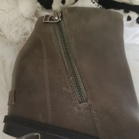 Sorel Green  Ankle Boots With Zippet
