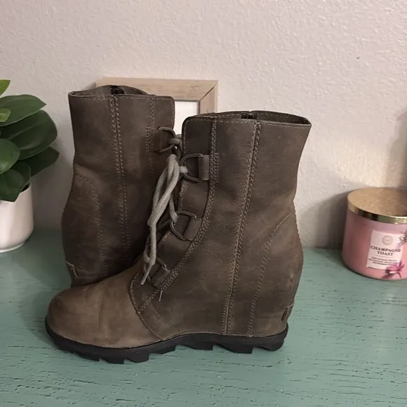 Sorel Women's Tan Wedge Boots SZ 8 box 85