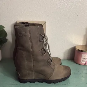 Sorel Women's Tan Wedge Boots SZ 8 box 85