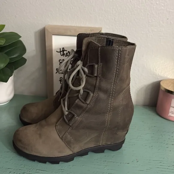 Sorel Women's Tan Wedge Boots SZ 8 box 85