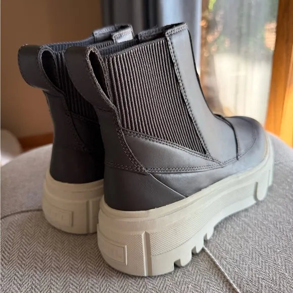 SORREL CARIBOU™ X WOMEN'S CHELSEA WATERPROOF BOOT Black Ankle Boots