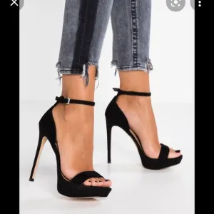 Steve Madden Kisha black suede platform heel sandals 7.5