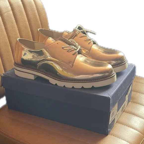 Stuart Weitzman Metro Beige Glass Oxfords Size 7.5