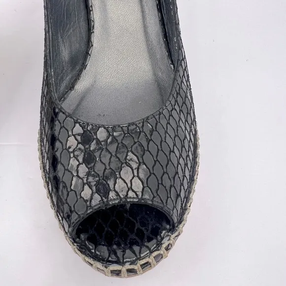 STUART WEITZMAN PATENT SNAKE PRINTED OPEN TOE WEDGE, BLACK, SIZE 8.5M, WOMEN’S