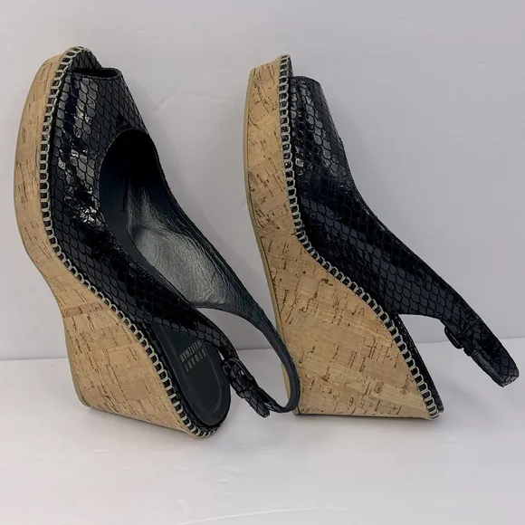 STUART WEITZMAN PATENT SNAKE PRINTED OPEN TOE WEDGE, BLACK, SIZE 8.5M, WOMEN’S