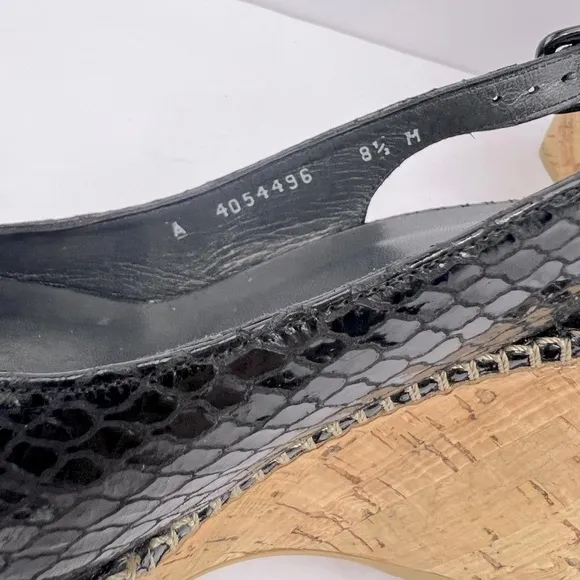 STUART WEITZMAN PATENT SNAKE PRINTED OPEN TOE WEDGE, BLACK, SIZE 8.5M, WOMEN’S
