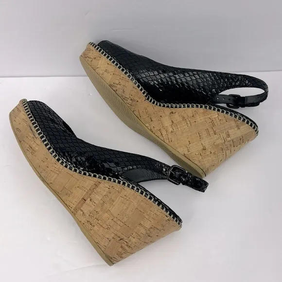 STUART WEITZMAN PATENT SNAKE PRINTED OPEN TOE WEDGE, BLACK, SIZE 8.5M, WOMEN’S