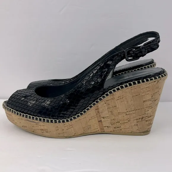 STUART WEITZMAN PATENT SNAKE PRINTED OPEN TOE WEDGE, BLACK, SIZE 8.5M, WOMEN’S
