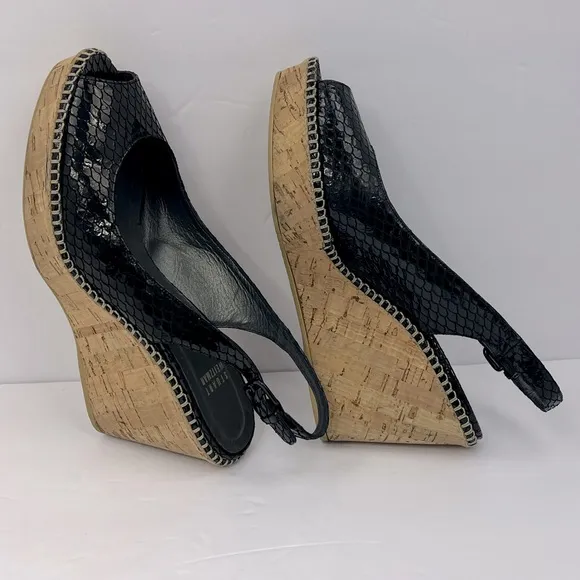 STUART WEITZMAN PATENT SNAKE PRINTED OPEN TOE WEDGE, BLACK, SIZE 8.5M, WOMEN’S