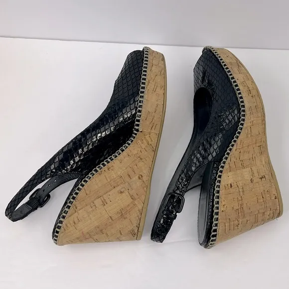 STUART WEITZMAN PATENT SNAKE PRINTED OPEN TOE WEDGE, BLACK, SIZE 8.5M, WOMEN’S