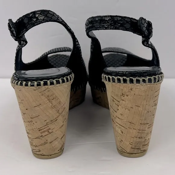 STUART WEITZMAN PATENT SNAKE PRINTED OPEN TOE WEDGE, BLACK, SIZE 8.5M, WOMEN’S